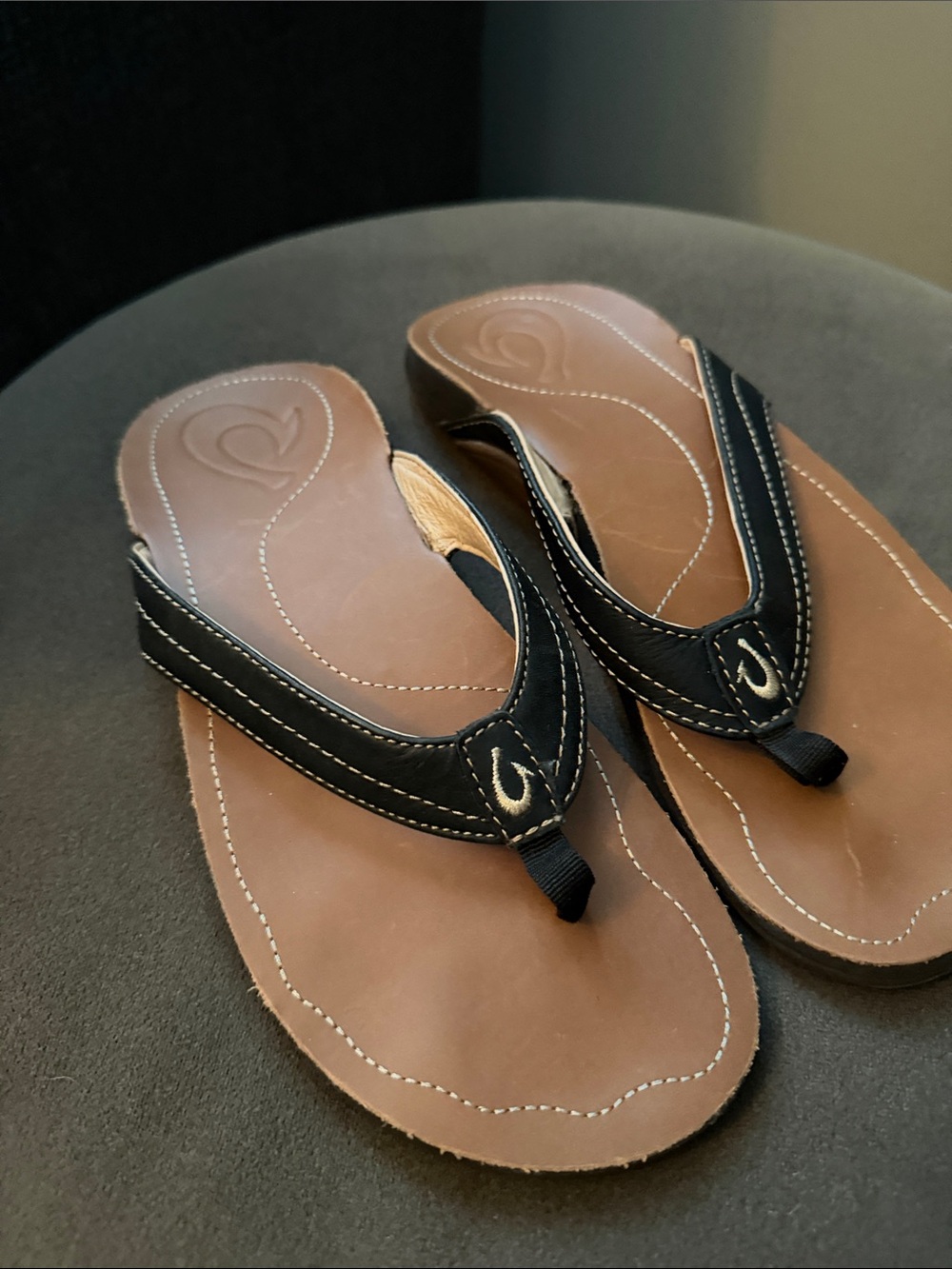 OluKai Kumu Women's 7 Black Leather Thong Sandals Beach Ocean Summer